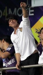 Shahrukh Khan with Abram post KKR victory in Kolkatta on 8th April 2015(54)_55265e158588f.jpg