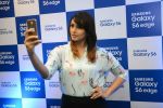 Huma Qureshi at Samsung mobile launch in Mumbai on 10th April 2015 (12)_5528f8f5afe48.JPG