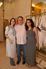 Suzanne Khan at Abu Sandeep Spring Summer collection launch in kemps Corner, Mumbai on 10th April 2015 (33)_5528ff6b6fbb4.JPG