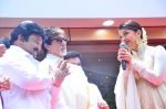 Amitabh Bachchan, Aishwarya Rai Bachchan at Kalyan Jewellers Showroom in Chennai on 18th April 2015 (117)_55365b9d01368.jpg