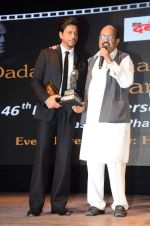Shahrukh Khan at Dadasaheb Phalke Film Foundation Award in Bhaidas Hall on 21st April 2015 (114)_5537b1f476ad9.JPG