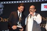 Shahrukh Khan at Dadasaheb Phalke Film Foundation Award in Bhaidas Hall on 21st April 2015 (152)_5537b200bb9e9.JPG