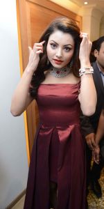 Urvashi Rautela at the launch of  Sunar jewellery shop Karol Bagh in New Delhi on 22nd April 2015 (39)_5537b4a6d18b3.jpg