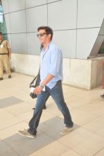 Jimmy Shergill snapped at airport with Jerry Pinto_s Helen book and candy bag on 23rd April 2015 (18)_553a0b743a43d.JPG