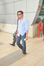 Jimmy Shergill snapped at airport with Jerry Pinto_s Helen book and candy bag on 23rd April 2015 (21)_553a0b78c5aa6.JPG