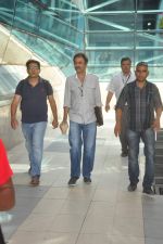 Rajkumar Hirani snapped at airport with Jerry Pinto_s Helen book and candy bag on 23rd April 2015 (2)_553a0b8e47eb3.JPG