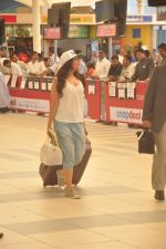Richa Chadda snapped at airport with Jerry Pinto_s Helen book and candy bag on 23rd April 2015 (3)_553a0ba825518.JPG