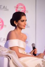 Sonam Kapoor with l_oreal Paris unveil Matte or Gloss as the beauty trend for Cannes 2015 on 25th april 2015 (125)_553c932927606.JPG