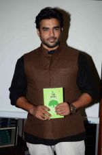 Madhavan at Anushka Joshi book launch in Fort on 28th April 2015 (50)_55408243bf99a.JPG