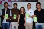 Vidhu Vinod Chopra, Rajkumar Hirani, Madhavan, Sharman Joshi at Anushka Joshi book launch in Fort on 28th April 2015 (21)_554083554b153.JPG