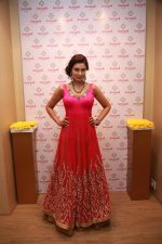  Lisa Ray inaugurates Amrapali Jewels fine jewellery boutique section within their exisiting store in Kolkata on 29th april 2015 (1)_554210b87aaea.JPG