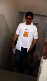 Irrfan Khan snapped at Delhi school on 30th April 2015 (32)_55436fea7d552.jpg