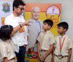 Irrfan Khan snapped at Delhi school on 30th April 2015 (41)_5543703ebc367.jpg