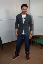 Jackky Bhagnani promote Welcome to Karachi at Life Ok comedy class on 30th April 2015 (75)_55436fecd479b.JPG