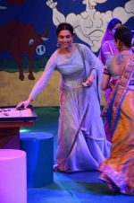Deepika Padukone on the sets of Taarak Mehta Ka Ooltah Chashmah on 1st May 2015 (13)_5544ca0ae3e40.JPG