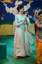 Deepika Padukone on the sets of Taarak Mehta Ka Ooltah Chashmah on 1st May 2015 (14)_5544ca0b7d724.JPG