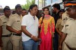 Sunny leone visits Siddhivinayak Temple on 1st May 2015 (19)_5544c6037d991.JPG