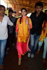 Sunny leone visits Siddhivinayak Temple on 1st May 2015 (63)_5544c633656a0.JPG