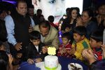 Preity Zinta, Dharmendra at Producer Kishor & Pooja Dingra_s son Aakash Dingra_s 7th Birthday Party in Mumbai on 11th may 2015 (46)_555193e9a1c99.JPG