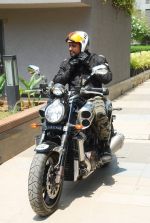 Madhavan snapped on his cool Yamaha  bike on 17th May 2015 (14)_5559ca725d34e.JPG