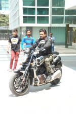 Madhavan snapped on his cool Yamaha  bike on 17th May 2015 (8)_5559ca6b349cd.JPG