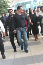 Salman Khan snapped at airport in Mumbai on 19th May 2015 (11)_555c28eab9bc4.JPG