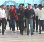 Salman Khan snapped at airport in Mumbai on 19th May 2015 (5)_555c28e687cf4.JPG