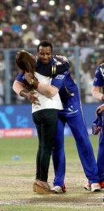 Nita Ambani cheering Mumbai Indians on 24th May 2015 (2)_5562efc5a87ef.jpg