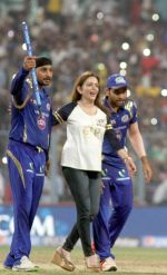 Nita Ambani cheering Mumbai Indians on 24th May 2015 (6)_5562efc8bbe50.jpg