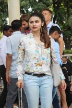 Prachi Desai snapped at airport  on 24th May 2015 (20)_5562f470291af.JPG