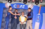 Lisa Haydon, Sunil Gavaskar, Kapil Dev  at Ceat Cricket Awards in Trident, Mumbai on 25th May 2015 (191)_55644c5fa479d.JPG