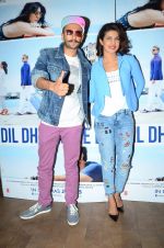 Priyanka Chopra,Ranveer Singh at Dil Dhadakne Do screening in Mumbai on 28th May 2015 (39)_55684575bc437.JPG