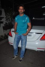Hrithik Roshan snapped at Sunny Super Sound in Mumbai on 29th May 2015 (7)_5569a4402e683.JPG