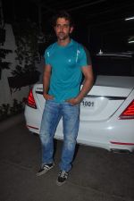 Hrithik Roshan snapped at Sunny Super Sound in Mumbai on 29th May 2015 (8)_5569a4412f8bd.JPG