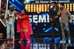 Varun Dhawan and Remo D_souza at India_s Got Talent on 3rd June 2015 (37)_55701930bef86.JPG