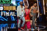 Varun Dhawan and Remo D_souza at India_s Got Talent on 3rd June 2015 (39)_557019316543a.JPG