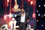 Salman Khan at AIBA Awards on 4th June 2015 (133)_55719f95c0ba8.JPG