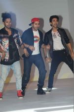varun Dhawan_s 4D music and dance performance in association with Pond_s men and ABCD 2 in Byculla on 7th June 2015 (11)_55753100f06ec.JPG