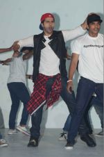 varun Dhawan_s 4D music and dance performance in association with Pond_s men and ABCD 2 in Byculla on 7th June 2015 (224)_55753167ef777.JPG
