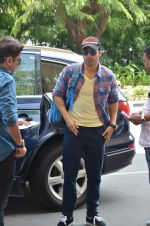 varun Dhawan leave for indore on 9th June 2015 (24)_5576b26a3956b.JPG