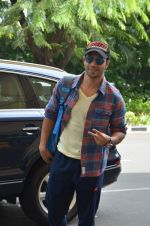 varun Dhawan leave for indore on 9th June 2015 (33)_5576b274f032d.JPG