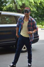 varun Dhawan leave for indore on 9th June 2015 (36)_5576b278d7408.JPG
