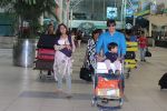 Vivek Oberoi snapped with kids and wife at the airport on 13th June 2015 (45)_557d64d8d4f8e.JPG