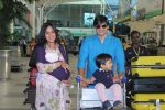 Vivek Oberoi snapped with kids and wife at the airport on 13th June 2015 (50)_557d64e16e1fc.JPG