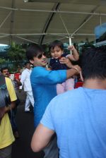 Vivek Oberoi snapped with kids and wife at the airport on 13th June 2015 (58)_557d64f5b2a78.JPG