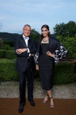 Sonam Kapoor unveiled Bulgari_s new High Jewellery collection inspired by the art of the Italian gardens in Villa Di Maiano, Florence on 14th June 2015  (3)_557ed821323af.jpg