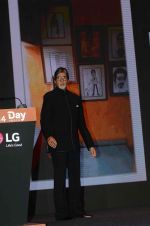 Amitabh Bachchan launches new LG smartphone on 19th June 2015 (165)_5585142fd7467.JPG