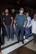 Varun Dhawan make a surprise visit to crowded Gaiety Galaxy on 20th June 2015 (58)_5586c9942a554.JPG