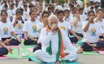 Narendra Modi doing Yoga at International Yoga Day on 21st June 2015 (13)_5587d5b308108.jpg