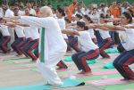 Narendra Modi doing Yoga at International Yoga Day on 21st June 2015 (17)_5587d5bb5cdd9.jpg